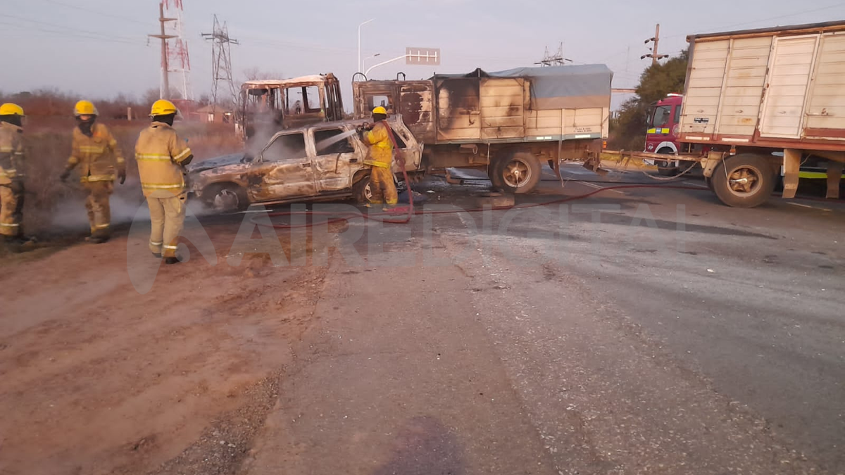 El 1 de julio un camión y una camioneta se prendieron fuego luego de chocar en la ruta 80 entre Arocena y la autopista Rosario-Santa Fe. El 1 de julio un camión y una camioneta se prendieron fuego luego de chocar en la ruta 80 entre Arocena y la autopista Rosario-Santa Fe.