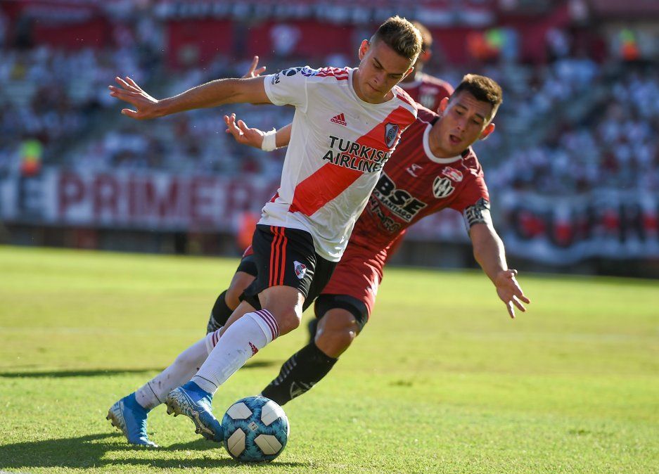 Con uno menos, River derrotó a Central Córdoba y se afirmó en la cima