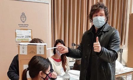 Paso 2021: Javier Milei votó entre gritos de apoyo e insultos Paso 2021: Javier Milei votó entre gritos de apoyo e insultos