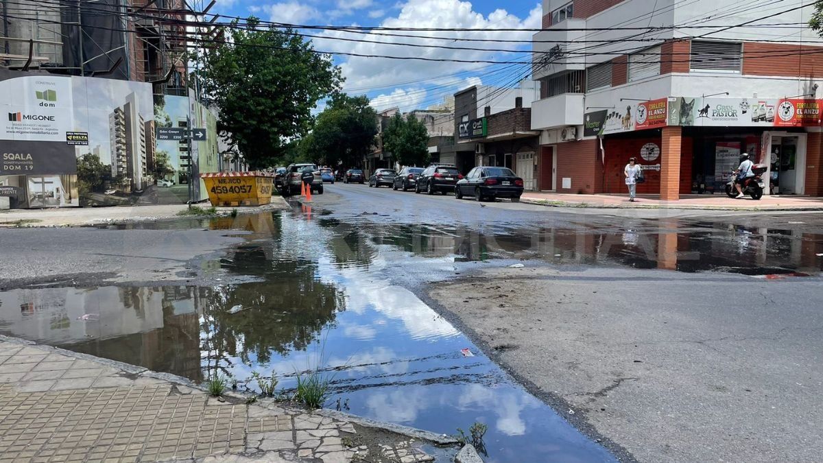 Una abundante pérdida de agua preocupa a los vecinos del macrocentro de la ciudad de Santa Fe.