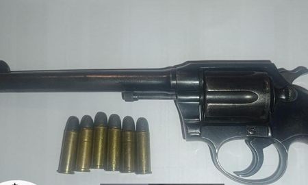 El revolver secuestrado estaba con sus respectivas municiones. El revolver secuestrado estaba con sus respectivas municiones.