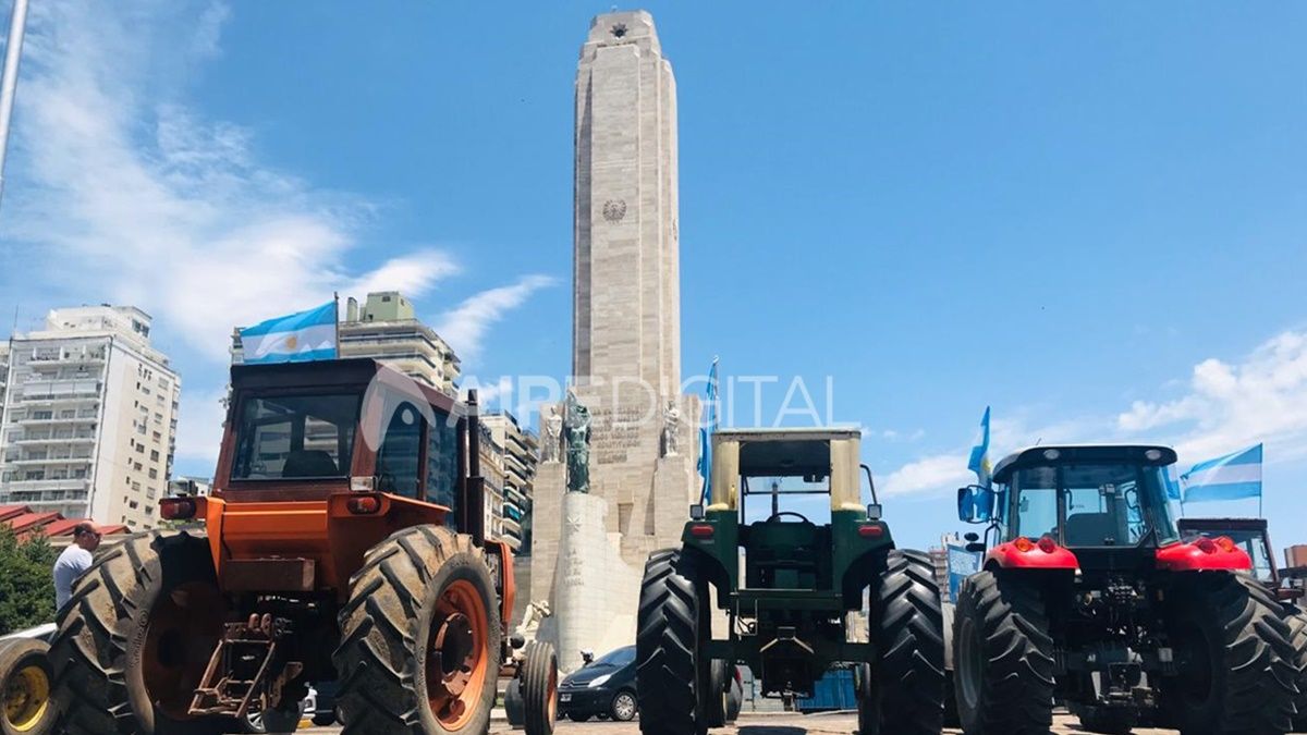 El tractorazo de productores rurales llegó hasta el Monumento a la Bandera