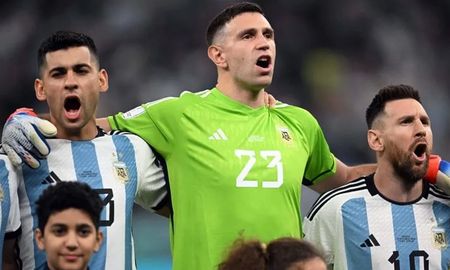 Los integrantes de la Selección argentina de fútbol entonaron las estrofas del Himno nacional. Los integrantes de la Selección argentina de fútbol entonaron las estrofas del Himno nacional.