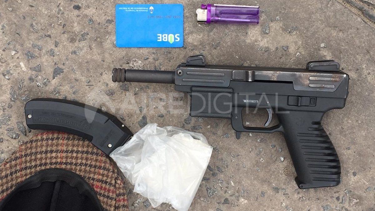 Evidencia. El armamento que portaba el peligroso ladr&oacute;n.