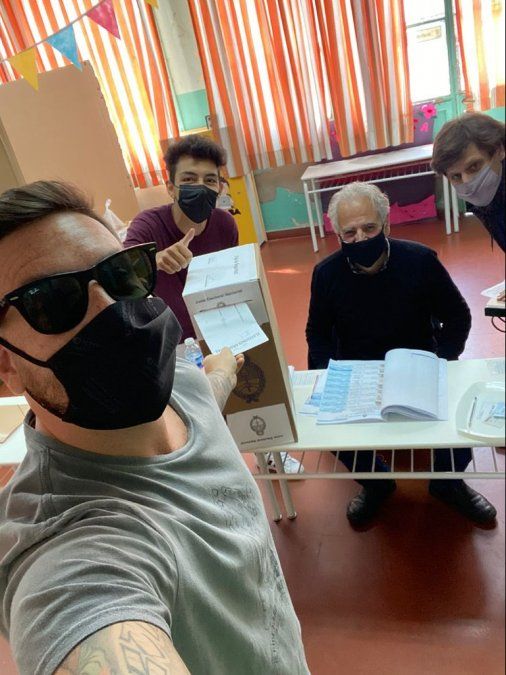 Fede Bal aprovechó para sacarse una selfie con las autoridades de mesa.