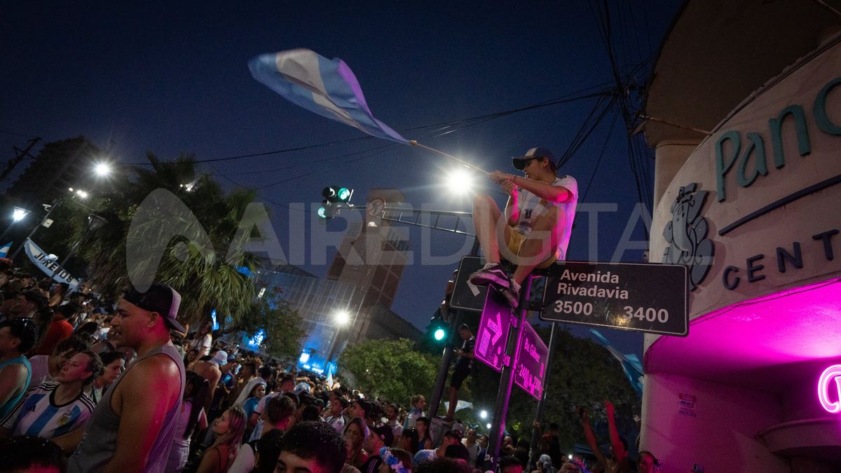 Miles de santafesinos se concentraron en la esquina de Bulevar y Rivadavia