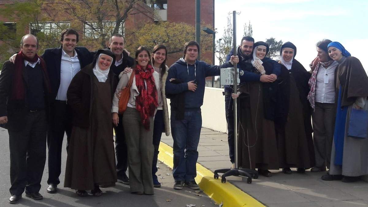 Sor Cecilia María rodeada de sus hermanos de sangre y hermanas de orden.
