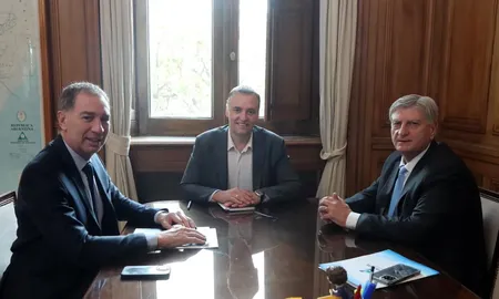 El gobernador de La Pampa, Sergio Ziliotto, visitó este viernes por la mañana Casa Rosada con reclamos por la deuda de Nación con la provincia. El gobernador de La Pampa, Sergio Ziliotto, visitó este viernes por la mañana Casa Rosada con reclamos por la deuda de Nación con la provincia.