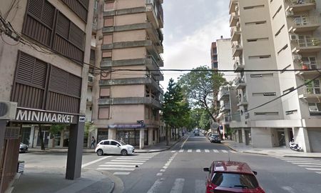 Según la investigación, el o los autores del hecho ingresaron por las ventanas del balcón, que habían sido forzadas. Según la investigación, el o los autores del hecho ingresaron por las ventanas del balcón, que habían sido forzadas.