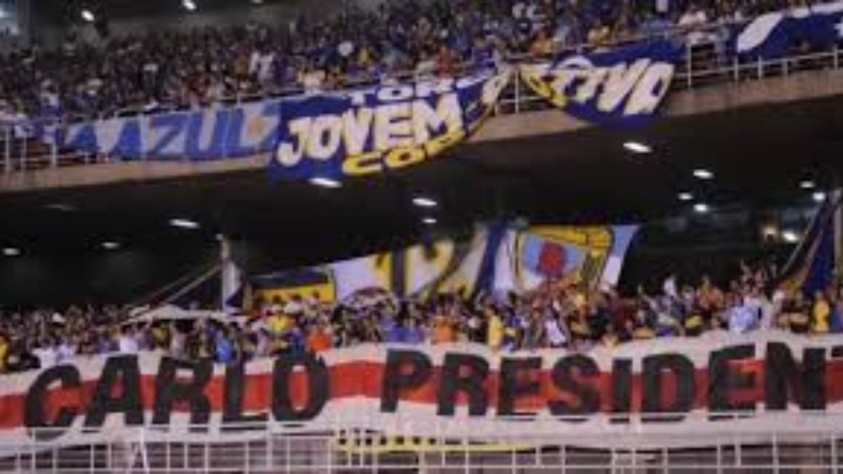 La 12 tiene un trapo de Di Carlo. La 12 tiene un trapo de Di Carlo.