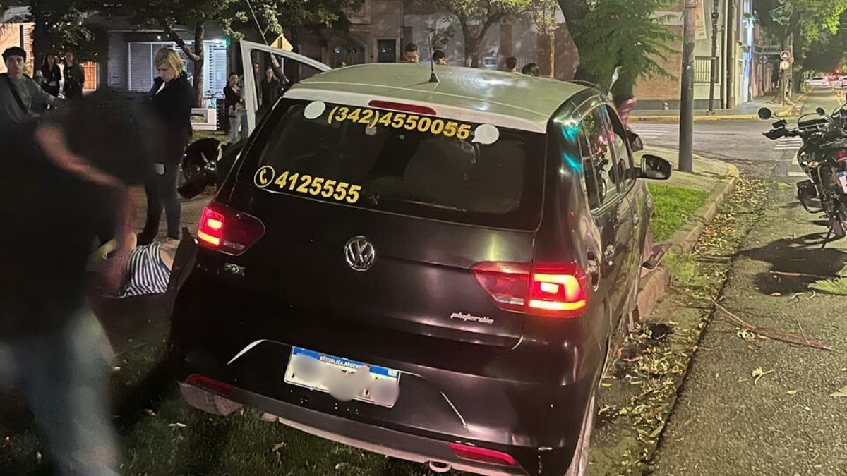 Se descompensó un taxista y atropelló un árbol