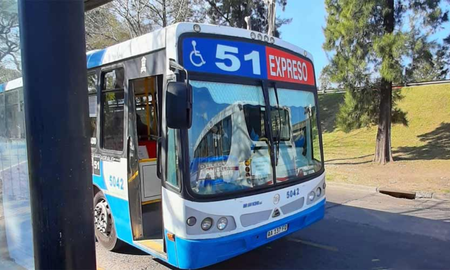 Un delincuente intentó robar un colectivo en Berazategui, pero un policía lo detuvo a los tiros. Un delincuente intentó robar un colectivo en Berazategui, pero un policía lo detuvo a los tiros.