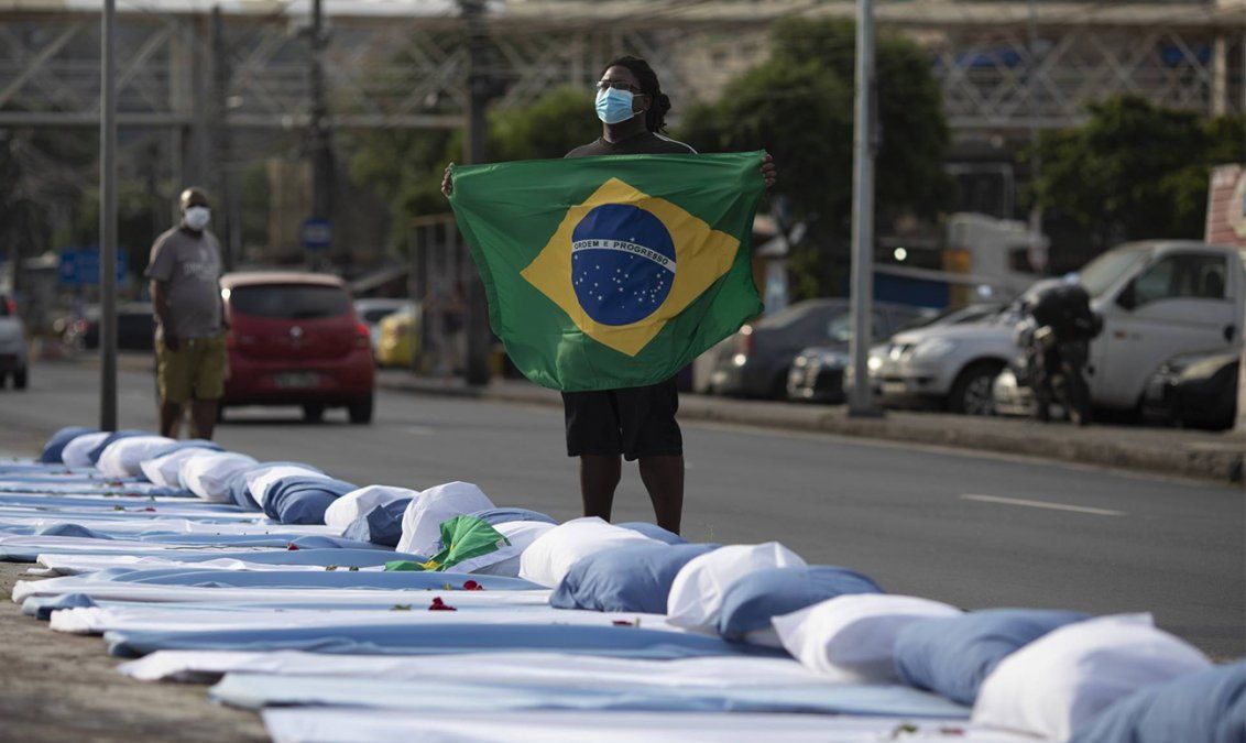 El acumulado de fallecidos a causa de la pandemia en Brasil llegó a 618.534