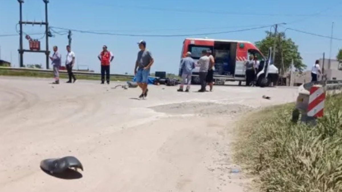 Una mujer que iba a bordo de una moto murió en la ruta nacional 34 tras ser atropellada por un camión.