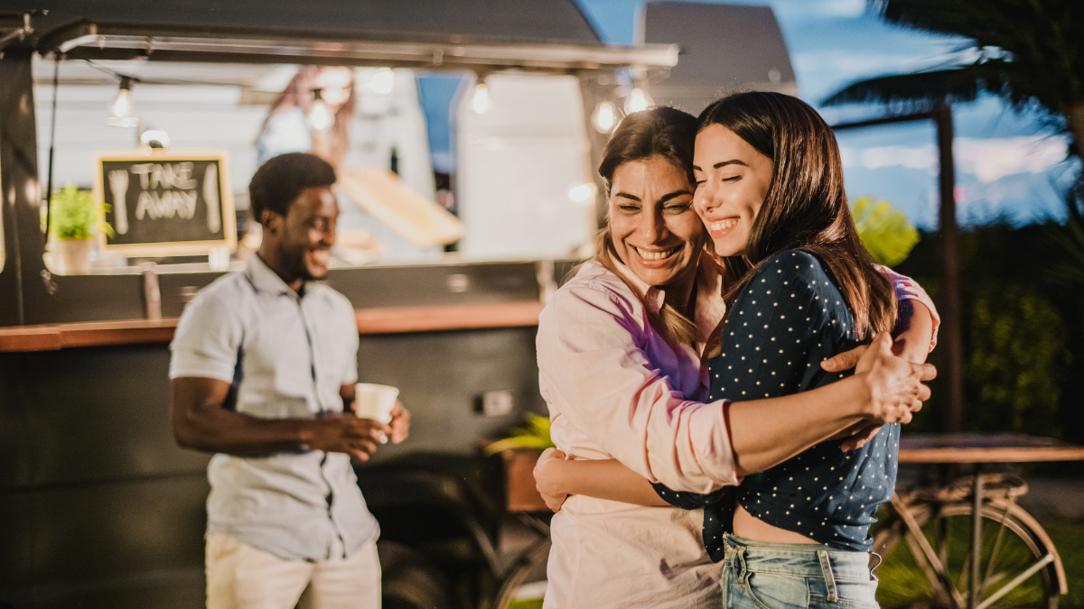 Desde la abrazoterapia aseguran que los seres humanos necesitan cuatro abrazos diarios para sobrevivir, ocho para mantenerse, doce para crecer y diecis&eacute;is para ser felices. &nbsp;