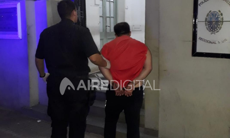 El joven fue sorprendido mientras estaba sacando plata de la caja registradora. El joven fue sorprendido mientras estaba sacando plata de la caja registradora.