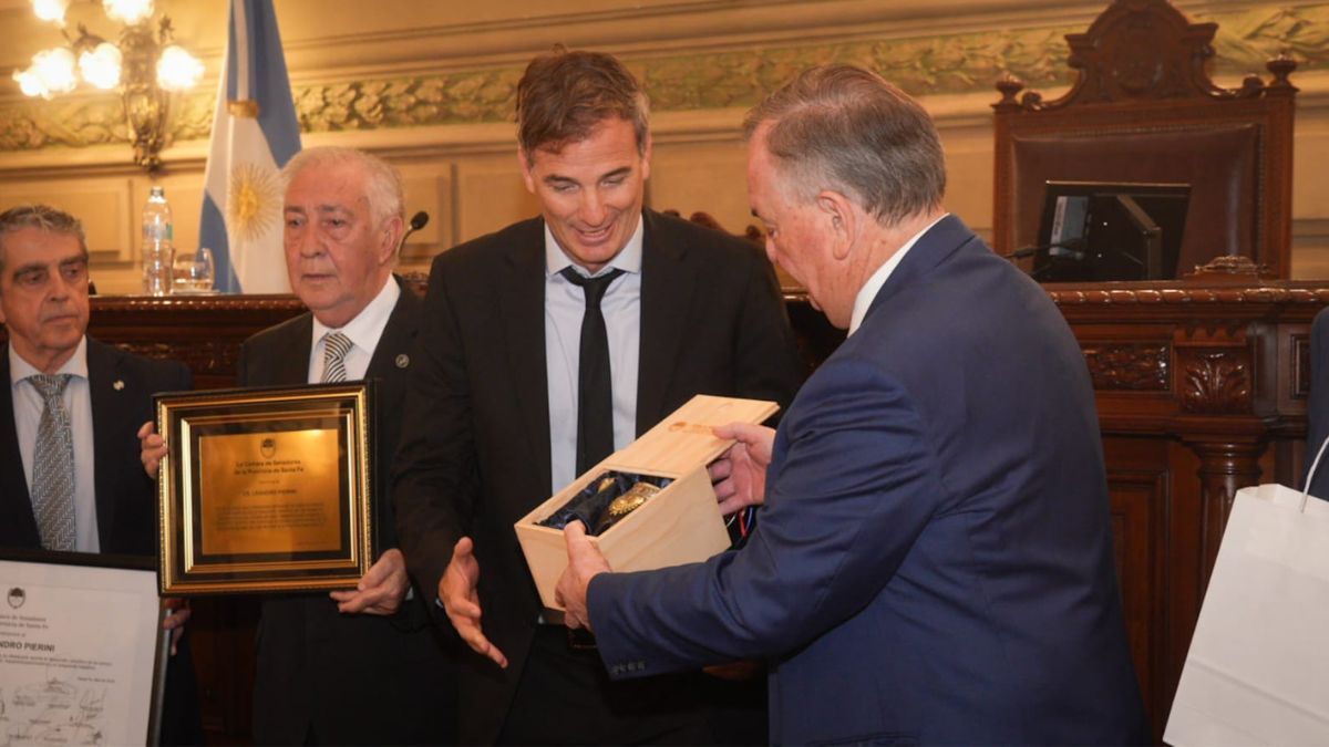 El Senado de Santa Fe distingui&oacute; al Dr. Leandro Pierini.