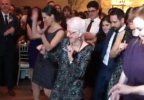 Una abuela de 96 años atrapa todas las miradas en la pista de baile celebrando una boda