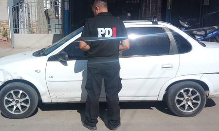 Se cree que los sospechosos utilizaron un Chevrolet Corsa blanco para ir hasta la firma y luego huir. Se cree que los sospechosos utilizaron un Chevrolet Corsa blanco para ir hasta la firma y luego huir.