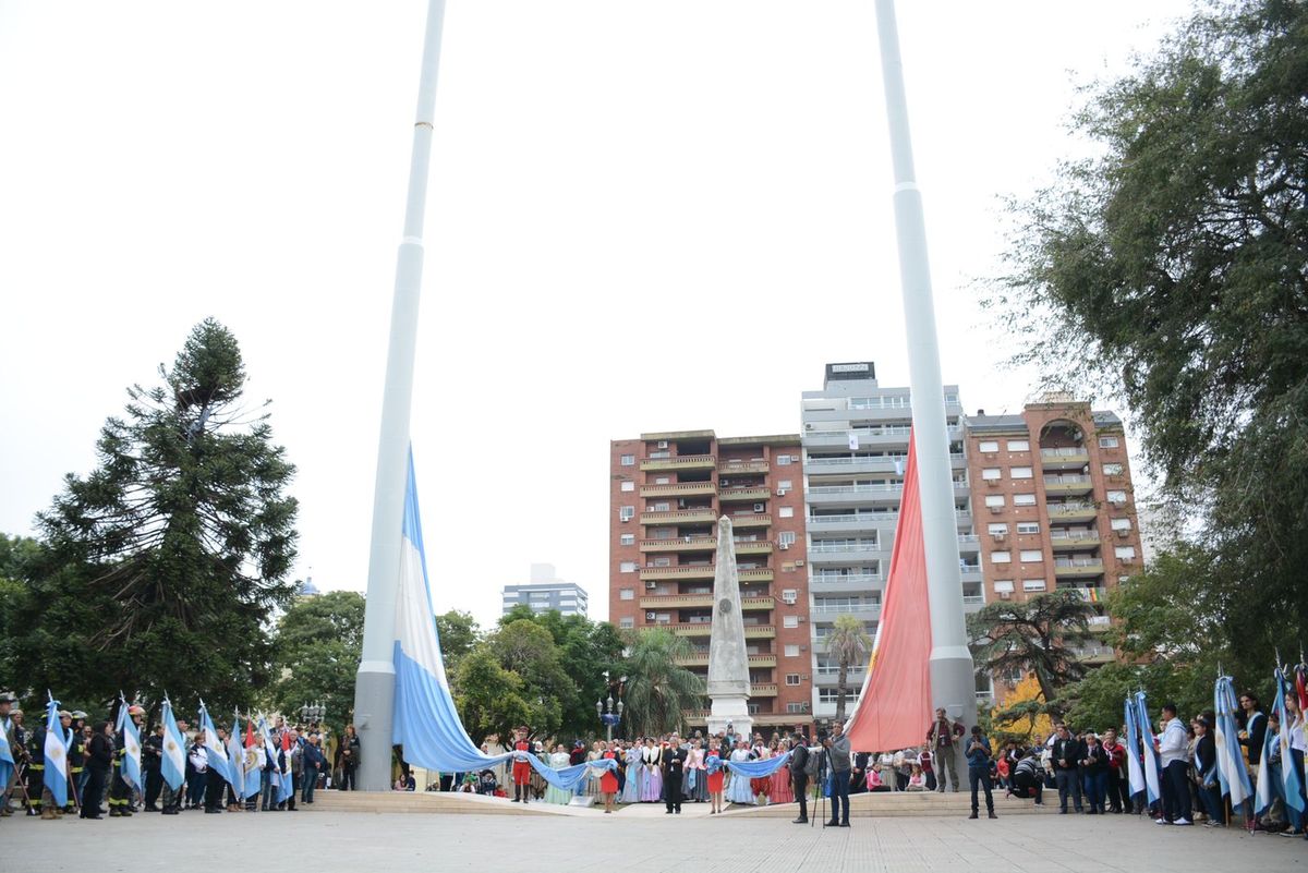 Al finalizar el discurso oficial, se izaron las banderas de Santa Fe y de Argentina.