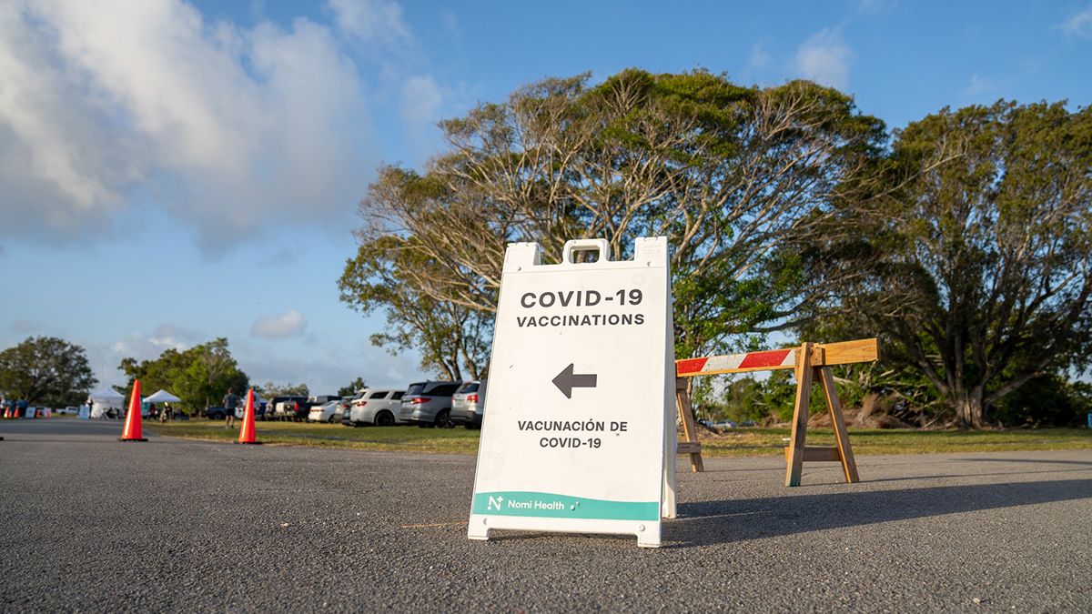 En distintos puntos de Miami hay carteles que indican que se están aplicando vacunas contra el coronavirus.