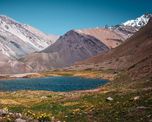 La pureza del agua de deshielo y la refracción de la luz solar generan el tono turquesa característico que distingue a esta laguna de otros reservorios andinos tradicionales. La pureza del agua de deshielo y la refracción de la luz solar generan el tono turquesa característico que distingue a esta laguna de otros reservorios andinos tradicionales.