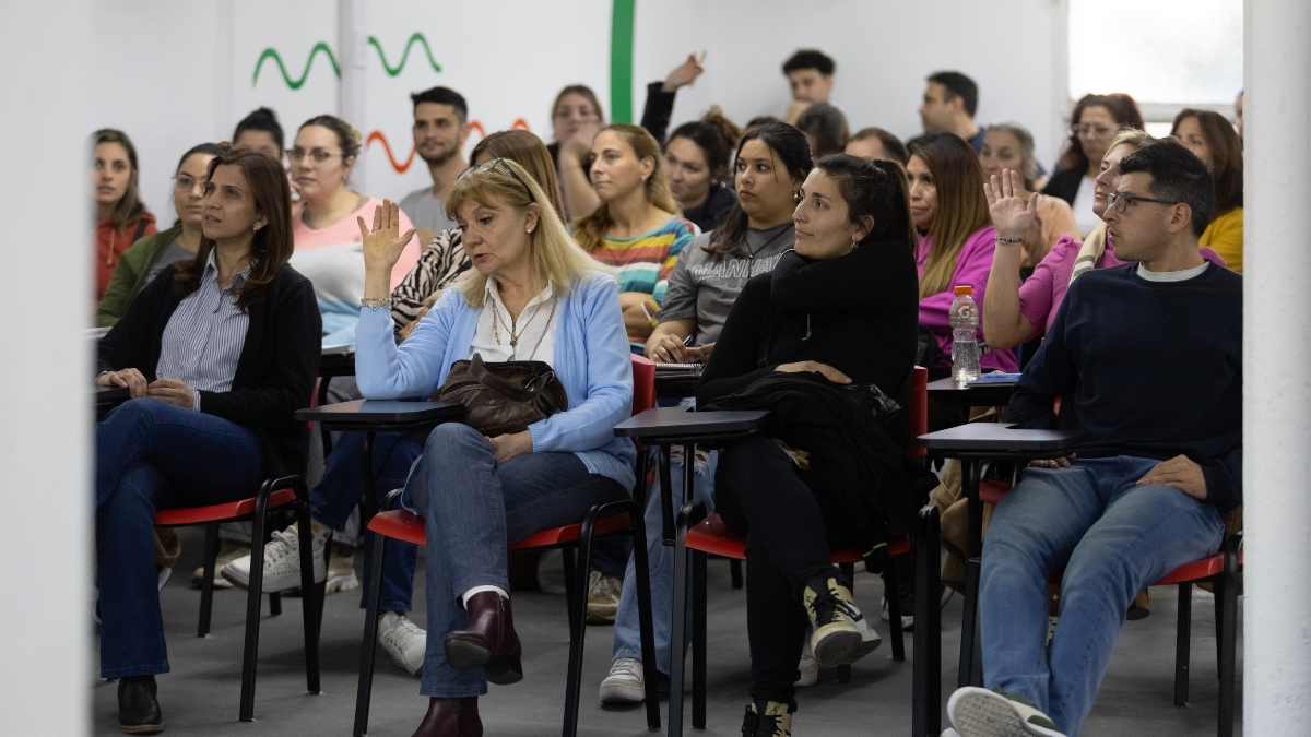 Academia CCU permite incorporar de manera inmediata en su día a día, para mejorar sus operaciones y ventas, a través de más de 20 cursos sobre marketing, ventas digitales, finanzas, administración y más, en los que ya han participado más de 4000 comerciantes de 10 provincias diferentes. Academia CCU permite incorporar de manera inmediata en su día a día, para mejorar sus operaciones y ventas, a través de más de 20 cursos sobre marketing, ventas digitales, finanzas, administración y más, en los que ya han participado más de 4000 comerciantes de 10 provincias diferentes.