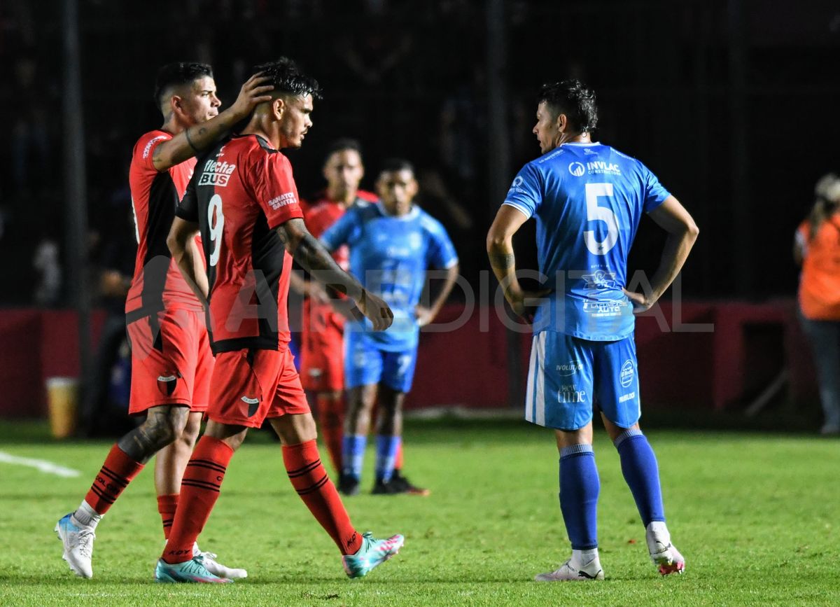 Axel Rodríguez salió lesionado en Colón con molestias en la rodilla.