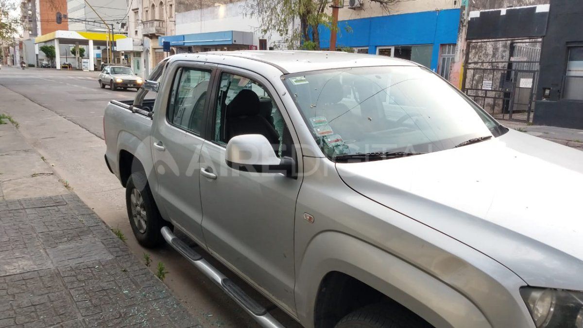 Vandalizaron una camioneta a 50 metros de Bulevar