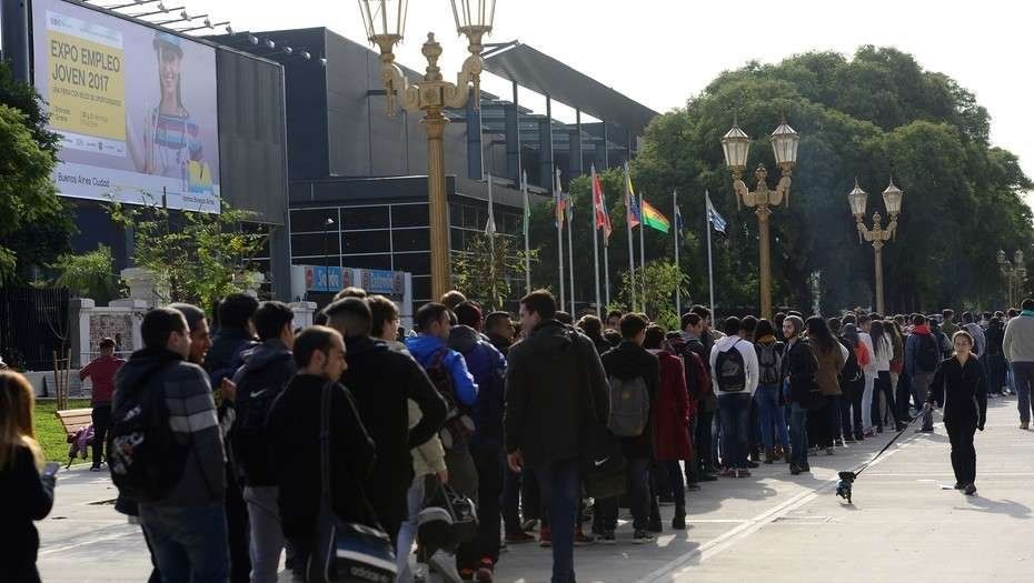 La desocupación afecta más a las mujeres y es casi el doble en las menores de 29 años