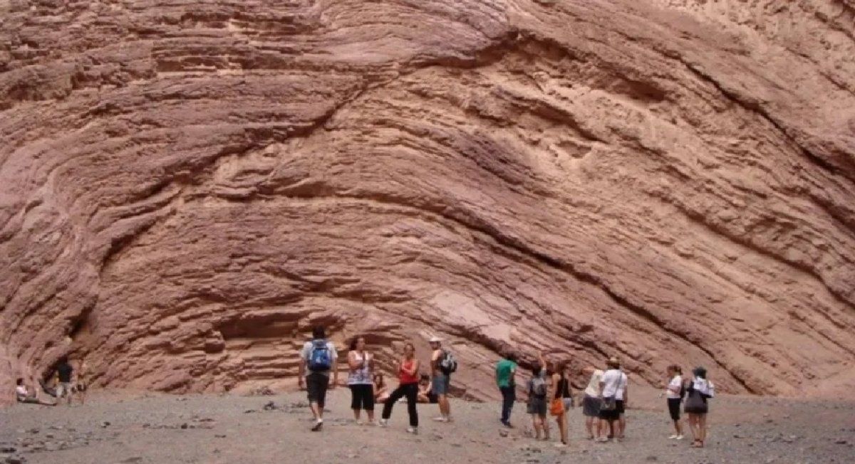 Preocupación en Salta por la foto que se tomaron dos jóvenes: aseguran que salió reflejado un demonio