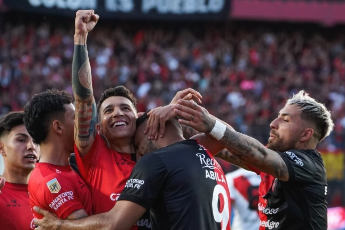 Colón festeja el triunfo de Instituto. Colón festeja el triunfo de Instituto.