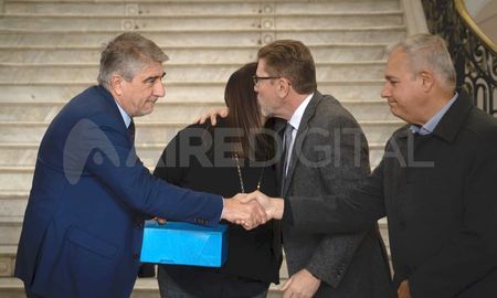 La comisión legislativa le entregó el informe de la Caja de Jubilaciones al Ejecutivo. La comisión legislativa le entregó el informe de la Caja de Jubilaciones al Ejecutivo.