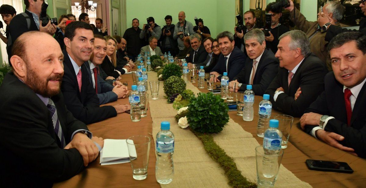 Los gobernadores se reúnen para analizar el pacto fiscal del Gobierno