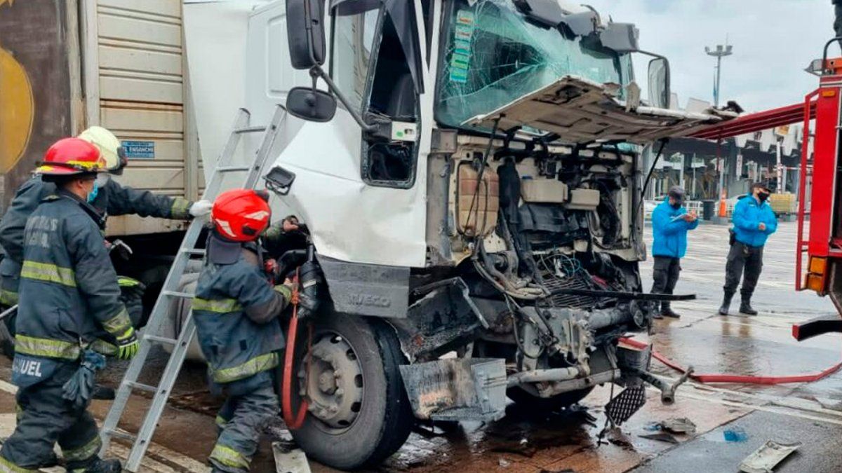 Un camión que no fue detenido en el peaje