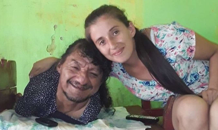 La historia del hombre sin piernas ni brazos que logró criar a sus dos hijas La historia del hombre sin piernas ni brazos que logró criar a sus dos hijas