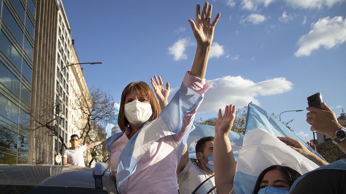 La ex ministra de Seguridad participó de la marcha opositora en su vehículo. 