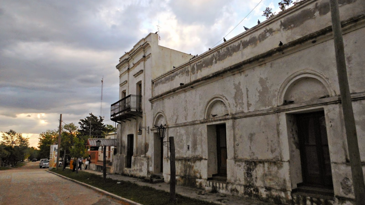 Este rincón serrano atrapa a los viajeros con la mística de su antigua posta del Camino Real, un templo colonial considerado Monumento Histórico Nacional, el imponente cerro volcánico El Morro y la calidez de un entorno natural virgen.