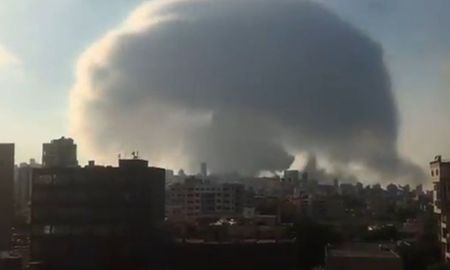 Una nube con forma de hongo llamó la atención durante las violentas explosiones en Beirut. Una nube con forma de hongo llamó la atención durante las violentas explosiones en Beirut.