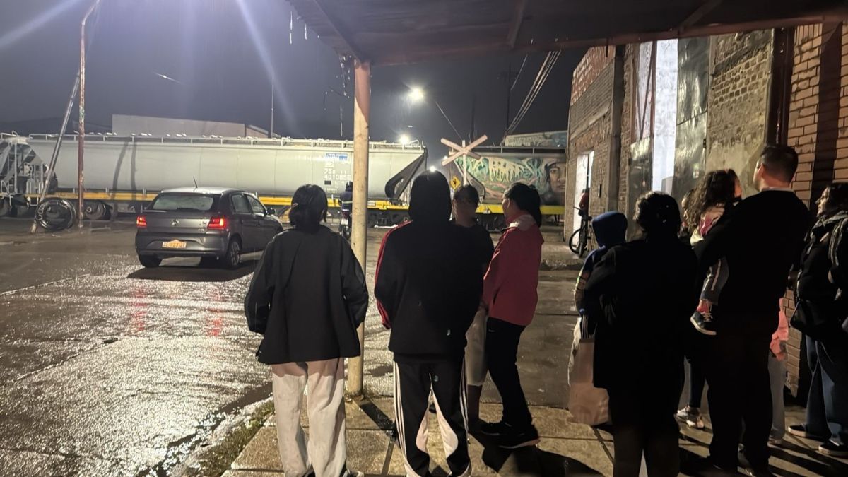Entre quienes aguardaban que se liberara el cruce se encontraban trabajadores que regresaban a sus hogares tras finalizar la jornada laboral. Entre quienes aguardaban que se liberara el cruce se encontraban trabajadores que regresaban a sus hogares tras finalizar la jornada laboral.