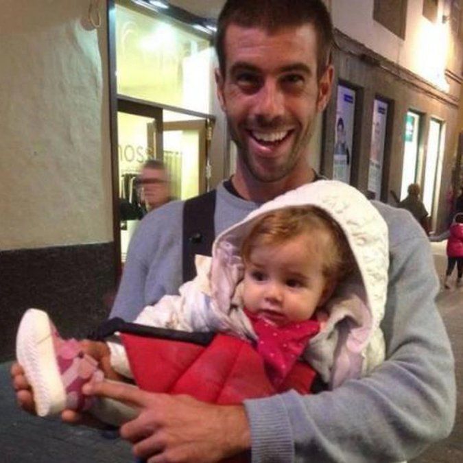 Tomás Antonio Gimeno, de 37 años, amenazó a su expareja el día que desapareció con que nunca más lo volvería a ver a él o a las niñas. El cuerpo de Olivia fue hallado este jueves atado al ancla de su barco (Facebook)