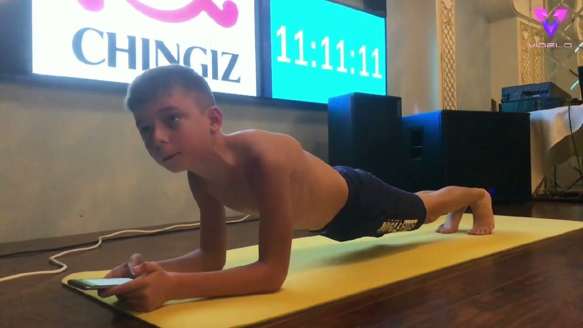 Un niño ruso de 11 años batió récord de la plancha más larga del mundo