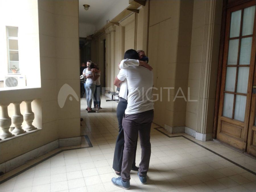 Jonatan, hijo de Ariadna y querellante en la causa, abraza a Celeste Roa Hertelendy, la letrada que los representó en el debate