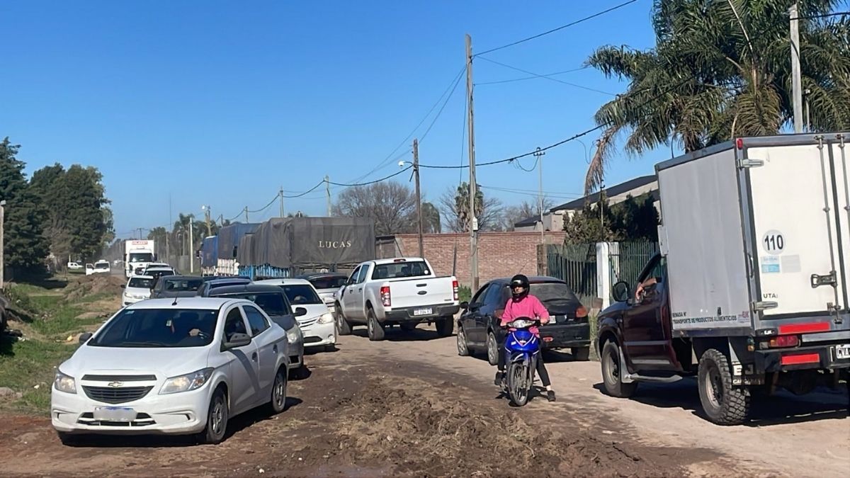 Gran carga vehicular en las calles de Recreo por los desvíos, tras el accidente. Gran carga vehicular en las calles de Recreo por los desvíos, tras el accidente.