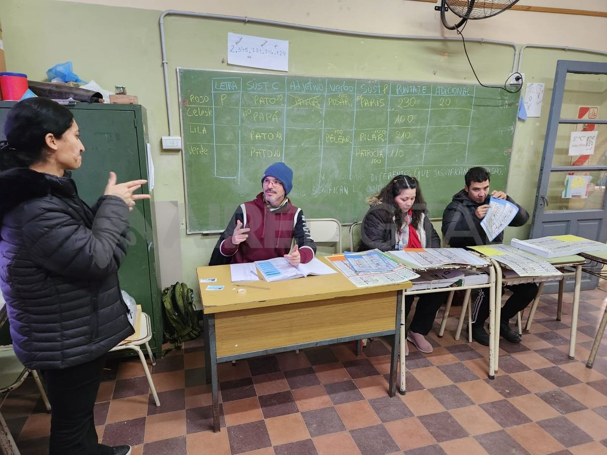 El hombre con capacidad de audición disminuida ejerció su derecho de ser autoridad de mesa con la asistencia brindada por la Secretaría Electoral.