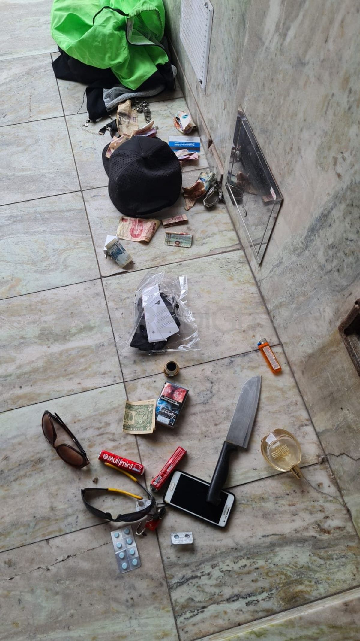 Las pertenencias que le sacaron al hombre que intentó robar.