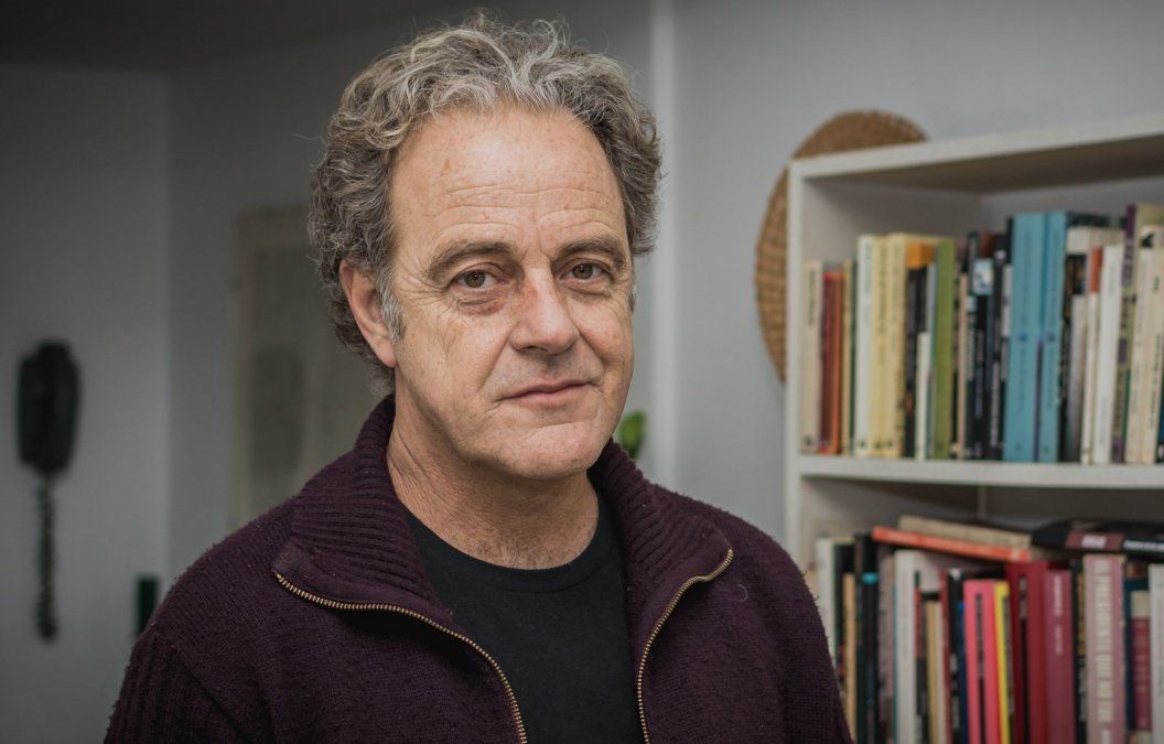 Juan Forn tenía 61 años y falleció de un infarto. Vivía en Mar de las Pampas desde hace años. Nadar de noche es su texto más conocido e influyente.