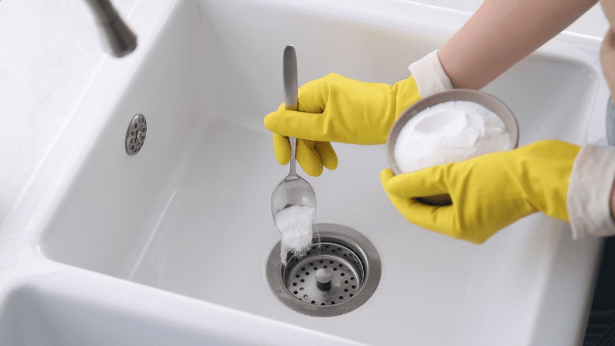 La acumulación de grasa y restos de comida suele generar atascos invisibles en el fregadero.