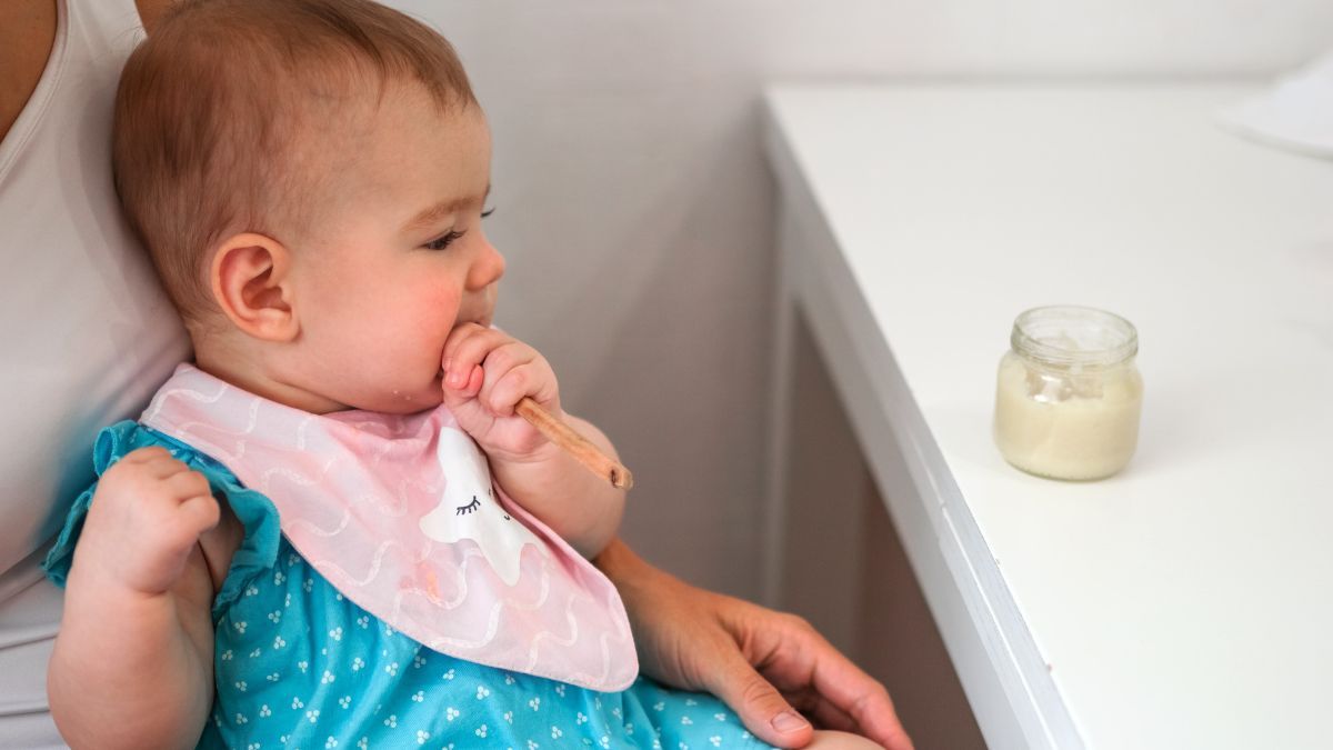 El yogurt, que está hecho a base de leche de vaca, contiene proteínas que pueden ser muy alergénicas para los bebés pequeños. El yogurt, que está hecho a base de leche de vaca, contiene proteínas que pueden ser muy alergénicas para los bebés pequeños.