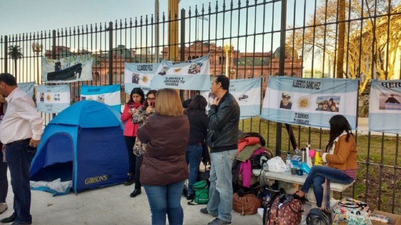 Familiares del ARA San Juan encadenados en Plaza de Mayo